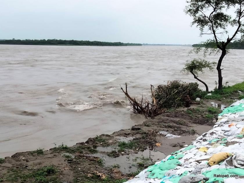 Thirty stranded on island in Saptakoshi River; rescue efforts underway