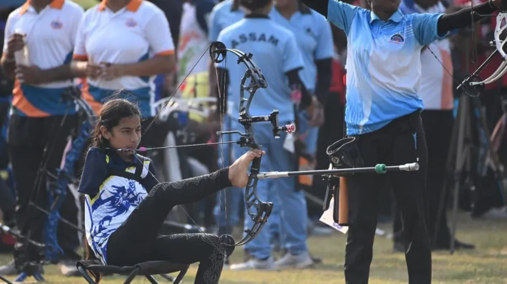 The Indian archer without arms shooting for a gold