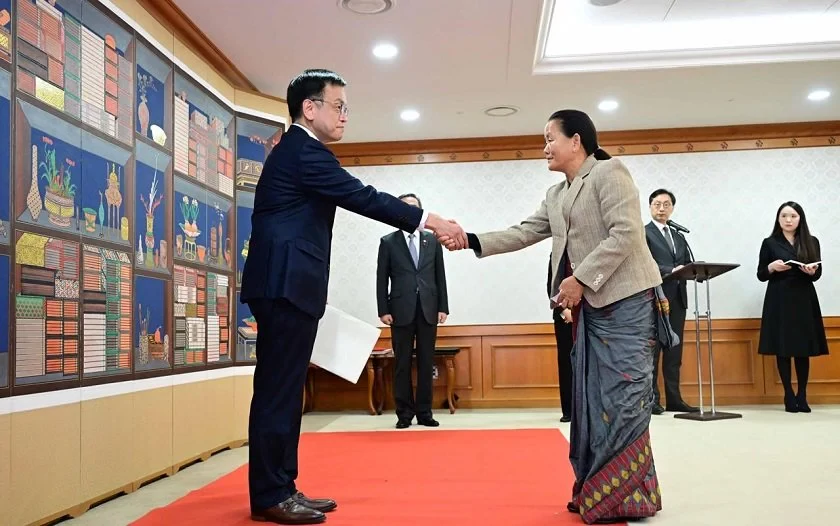 Ambassador Tumbahangphe presents credentials to RoK Acting President