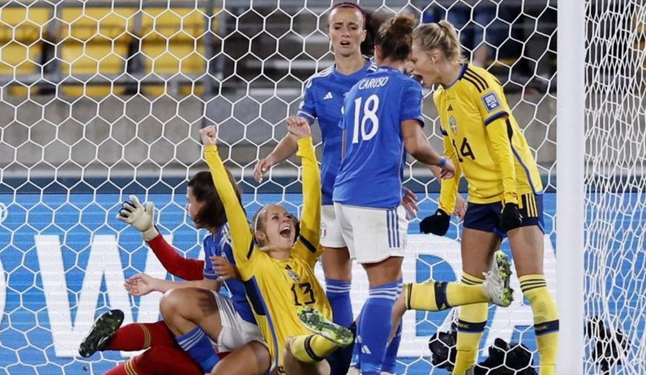 Sweden proceeds to knockout stage after blowing out Italy