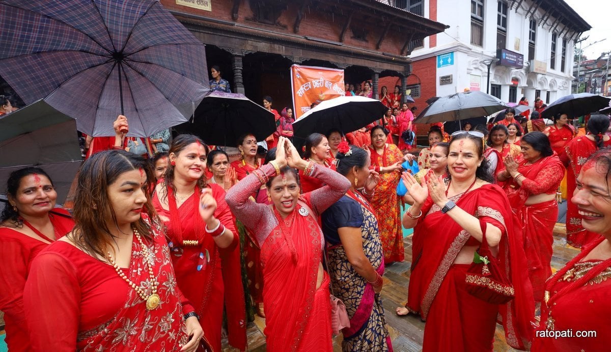 Women celebrating Teej at Pashupatinath temple (photos)