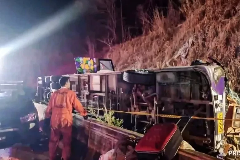 Bus crash in Thailand kills 18