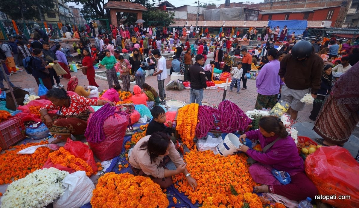 Local flowers in high demand as plastic garlands banned (photos)