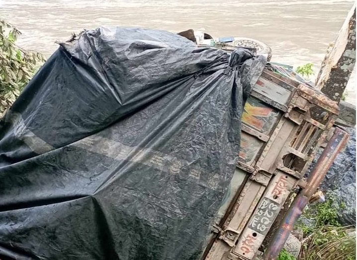 Truck falls into Trishuli river in Chitwan; Driver and helper missing