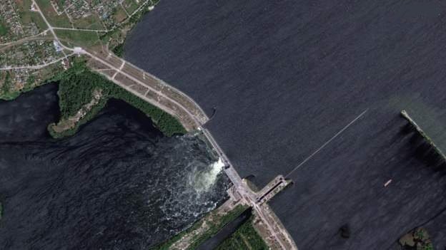 Floods sweep region after huge Ukraine dam destroyed