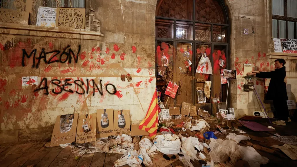 Tens of thousands protest in Valencia over floods