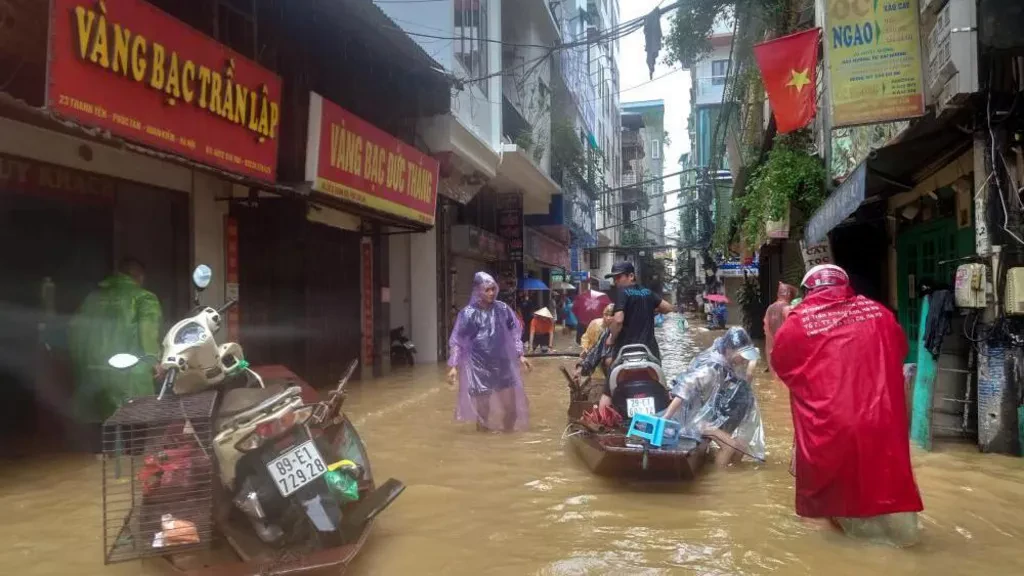 Thousands flee Vietnam floods after typhoon hits