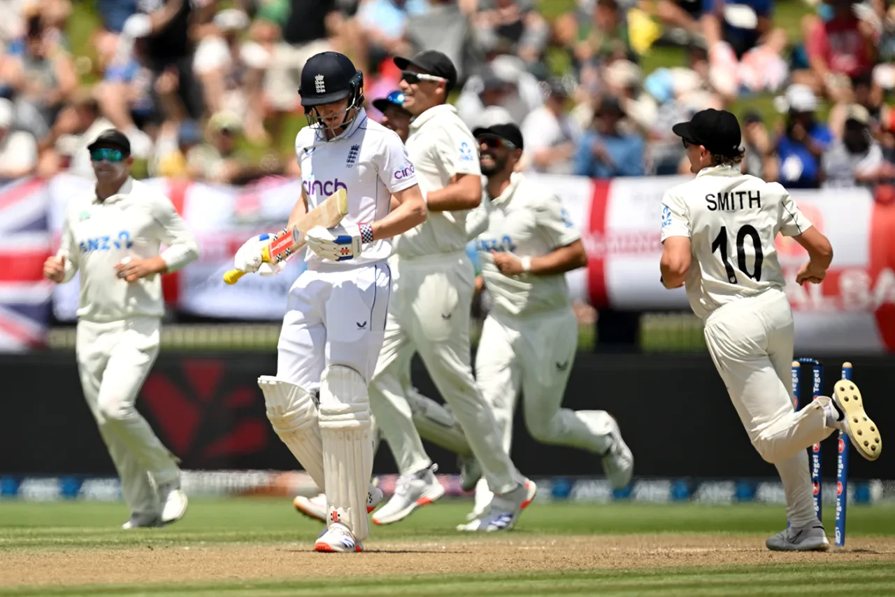 New Zealand take control after O'Rourke, Santner trip up England